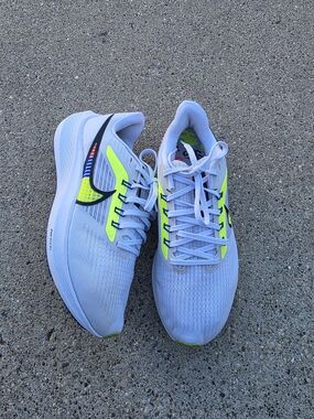 Nike Air Zoom Pegasus 39 Sneaker Men Size 7.5 Fits Women 9.